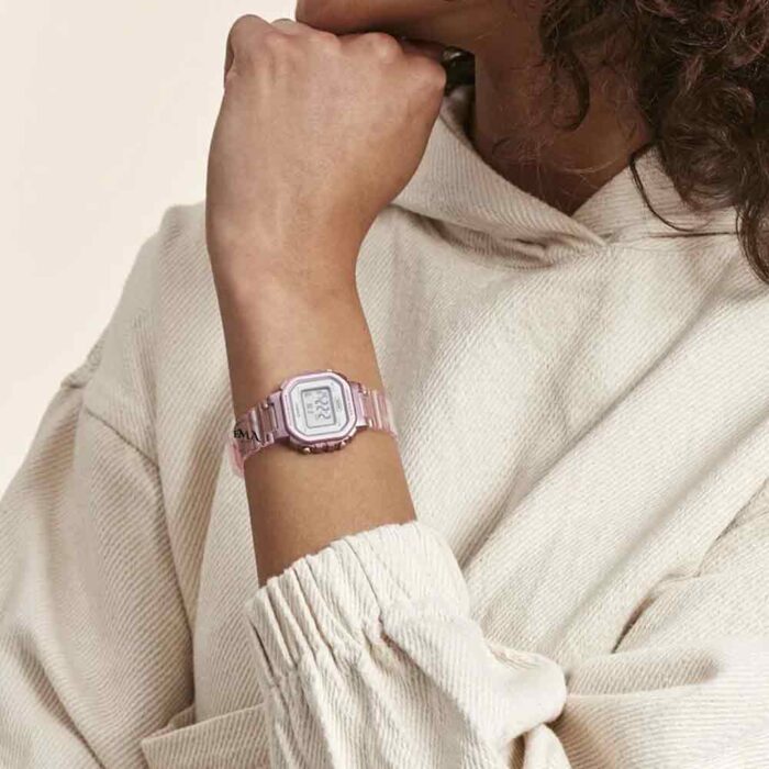 ساعت زنانه کاسیو LA-20WHS-4ADF روی مچ با استایل کژوال